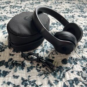 Beats by Dre Solo3 on ear wireless Bluetooth headphones